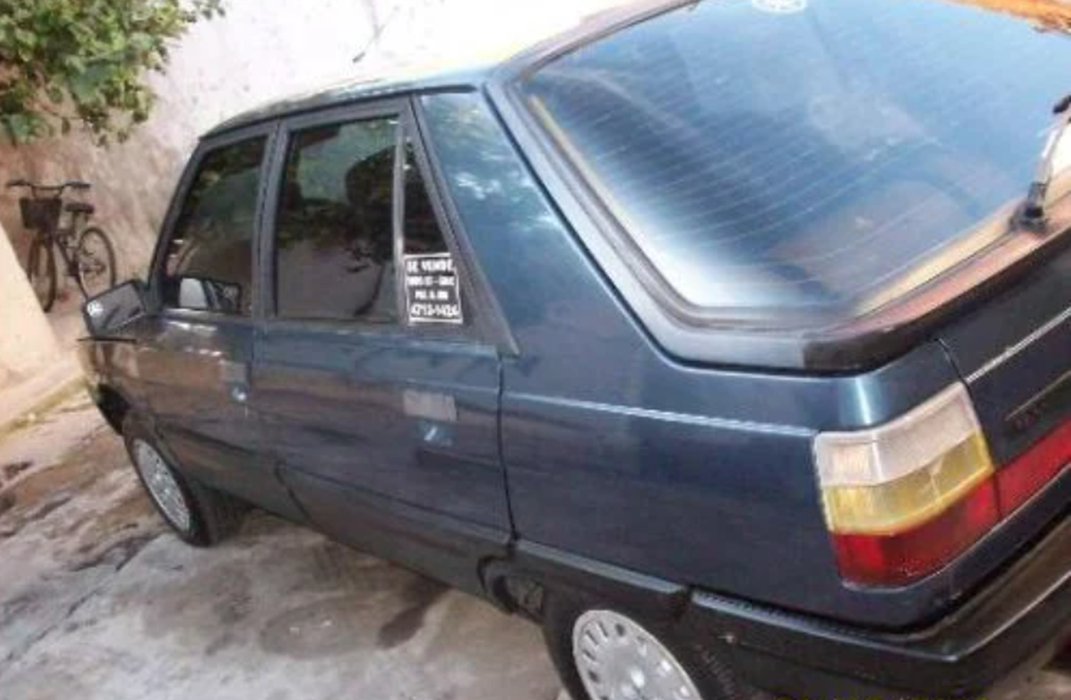 Buscan automóvil robado en pleno centro