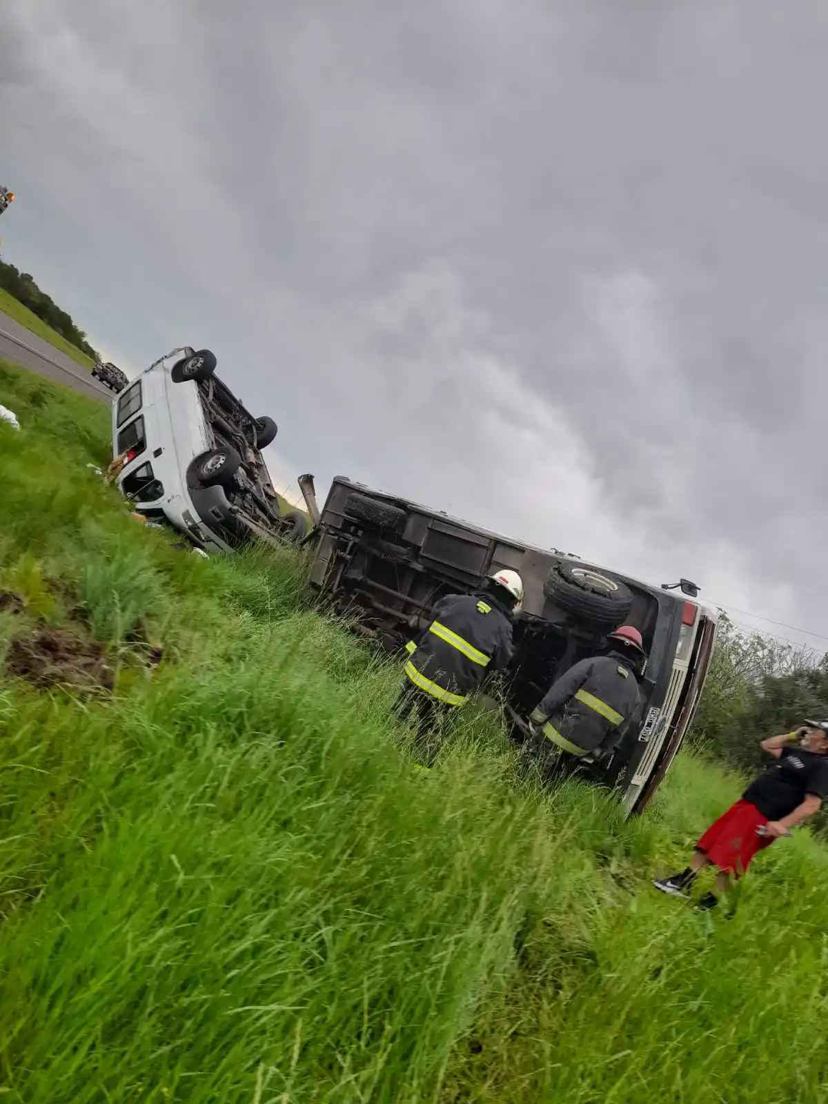 Volcaron dos vehículos en la Ruta 14: trasladaron un herido al Centenario