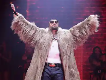 Maluma se molestó con una fan por asistir al concierto con su hijo de un año