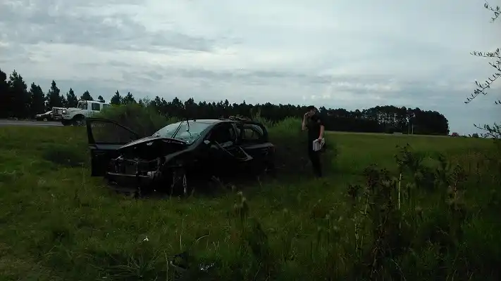 Una mujer murió al volcar su automóvil en Ruta 14