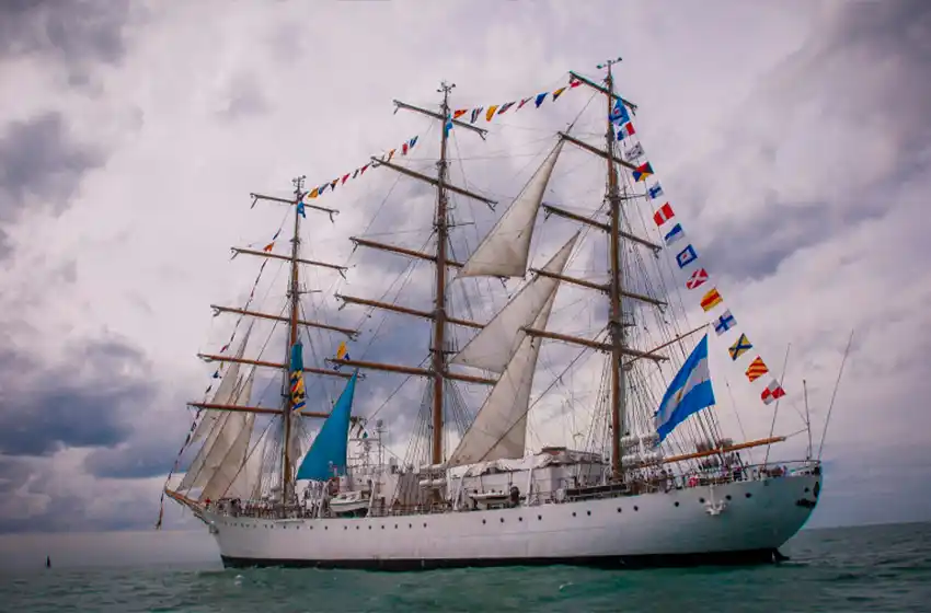 A pesar de un sorpresivo paro gremial, la Fragata Libertado arribó a Buenos Aires