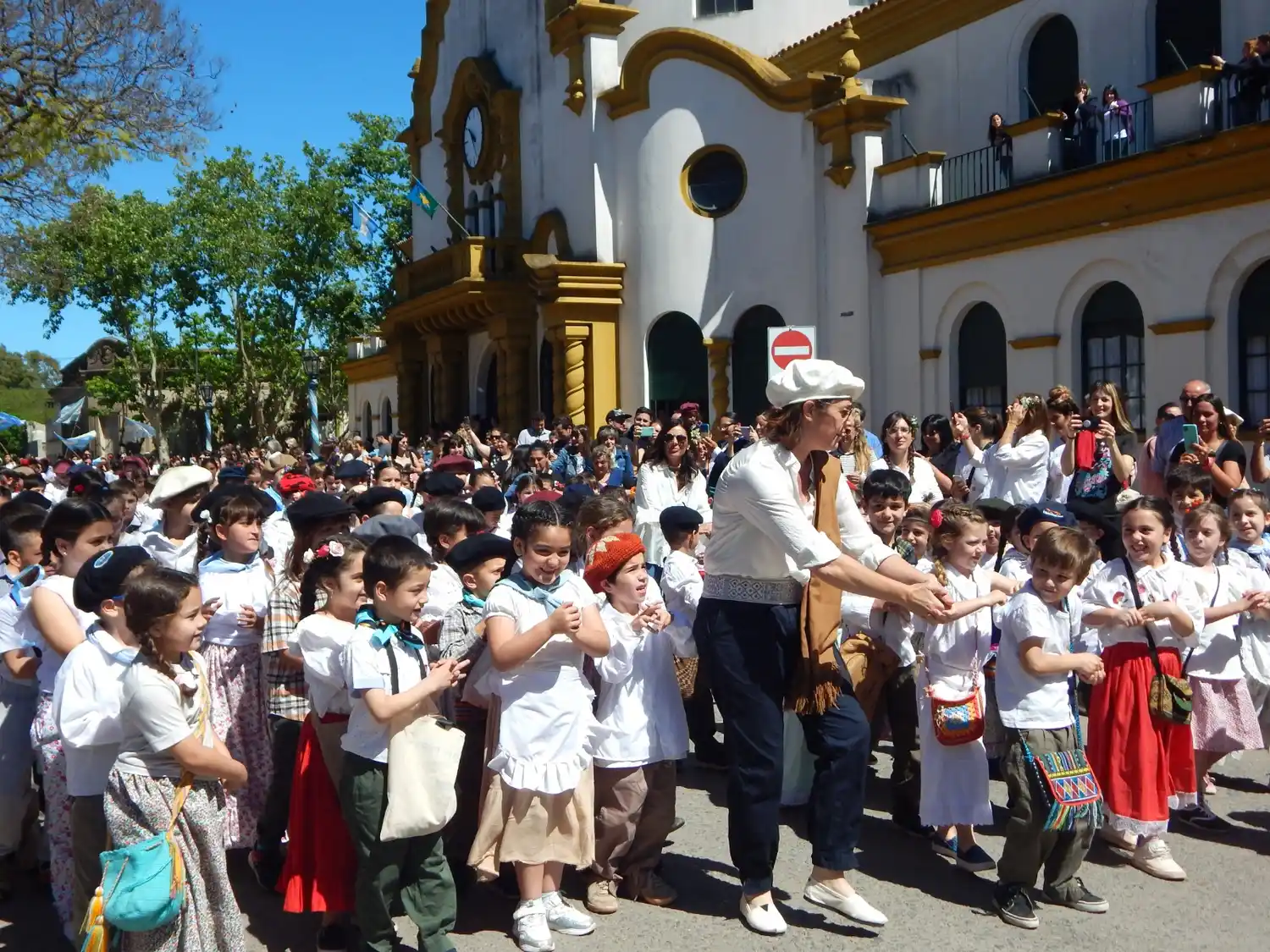 Ayer el centro de la ciudad se pintó de celeste y blanco con el desfile tradicional de la Escuela Municipal Nº 1