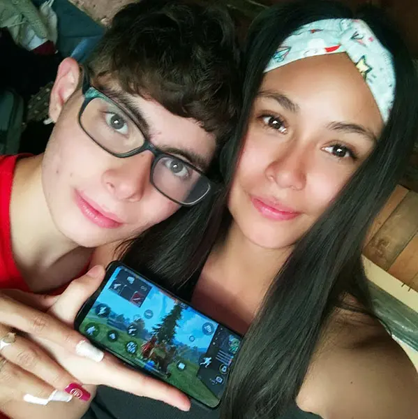 Se conocieron jugando un videojuego y él la fue a buscar a otro país: ahora están casados