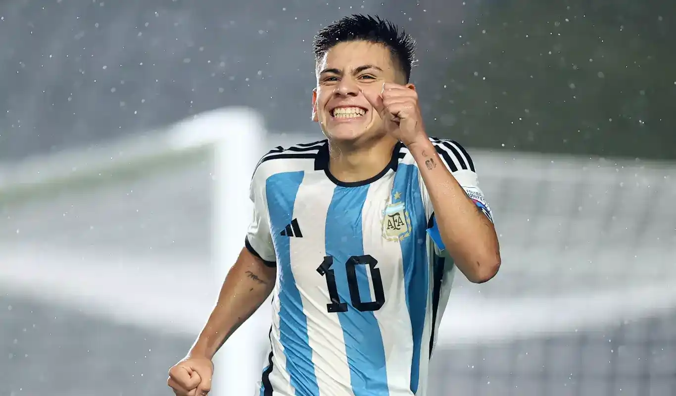 El "Diablito" Claudio Echeverri es la gran promesa argentina.