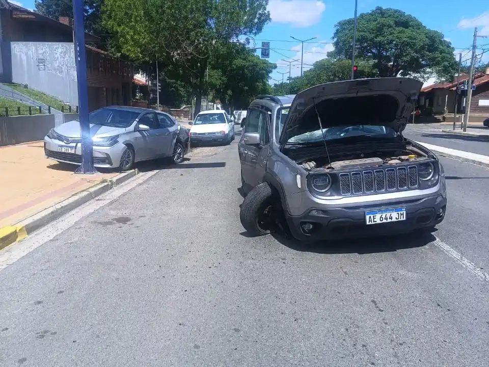 Personal del SAME asistió a la conductora del Chrysler Jeep y dispuso su traslado al nosocomio local para una mejor evaluación médica.