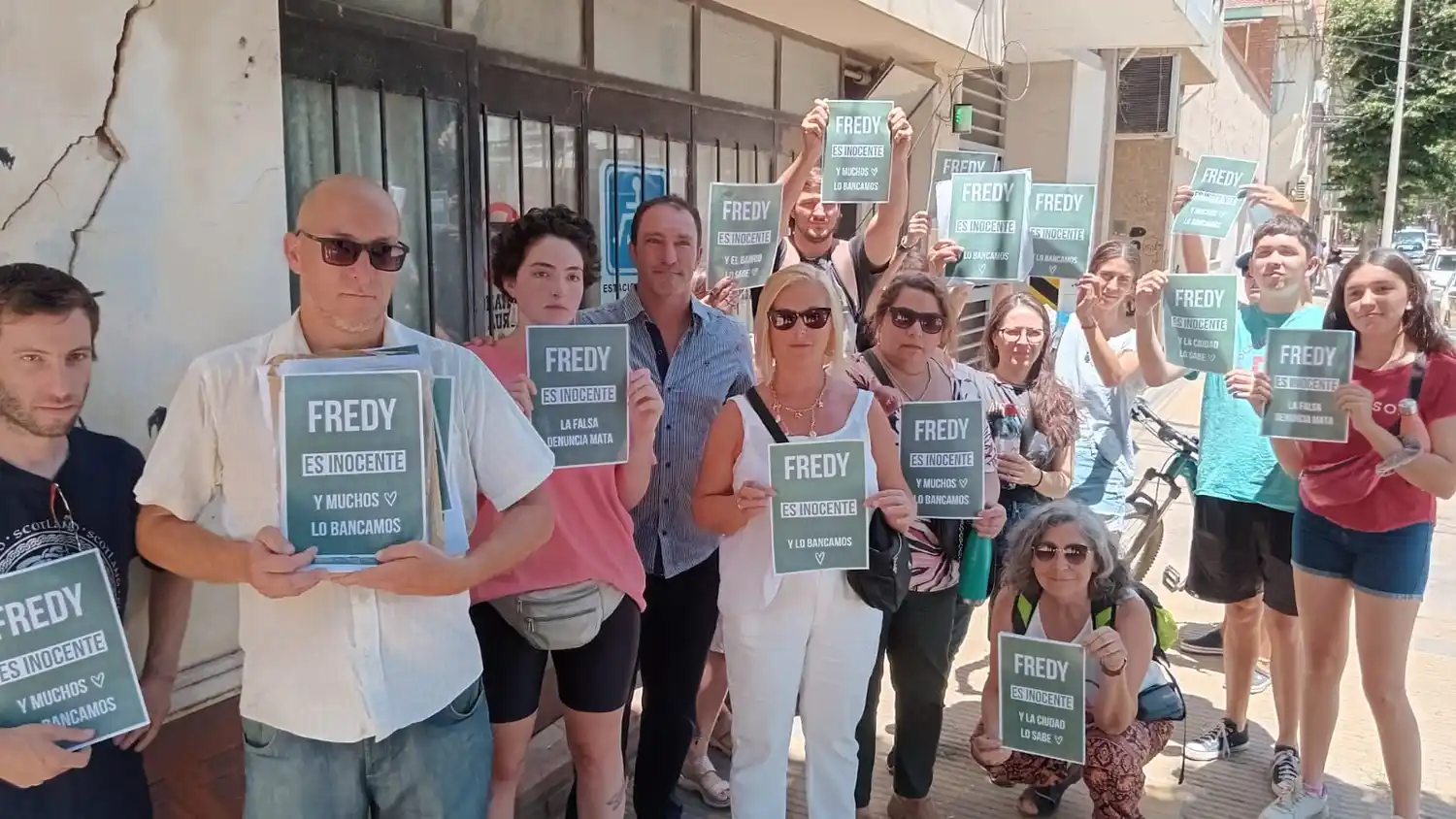 Fredy Dabove junto a familiares y amigos en las puertas de los Tribunales.