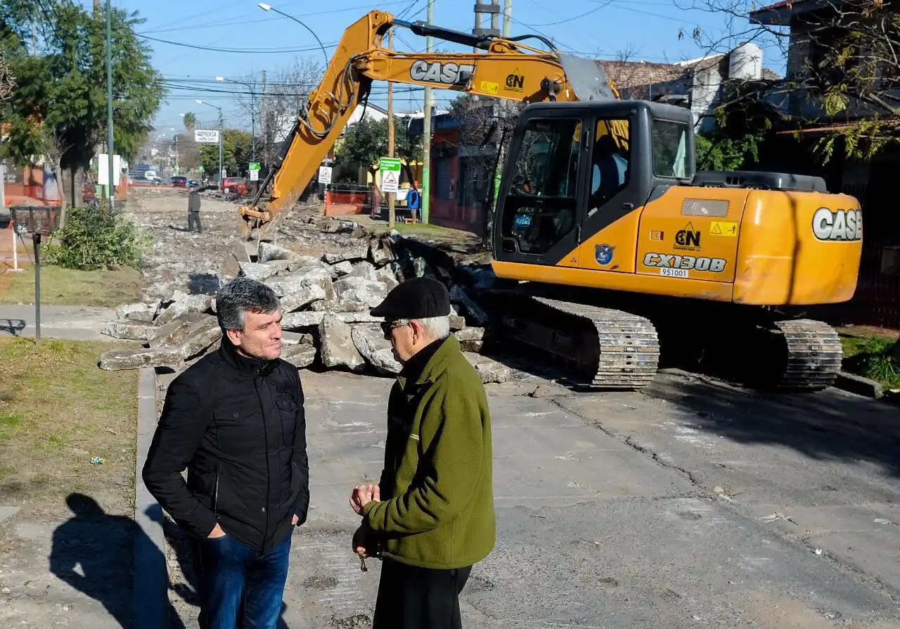 Zabaleta recorrió la obra de repavimentación de Marqués de Avilés