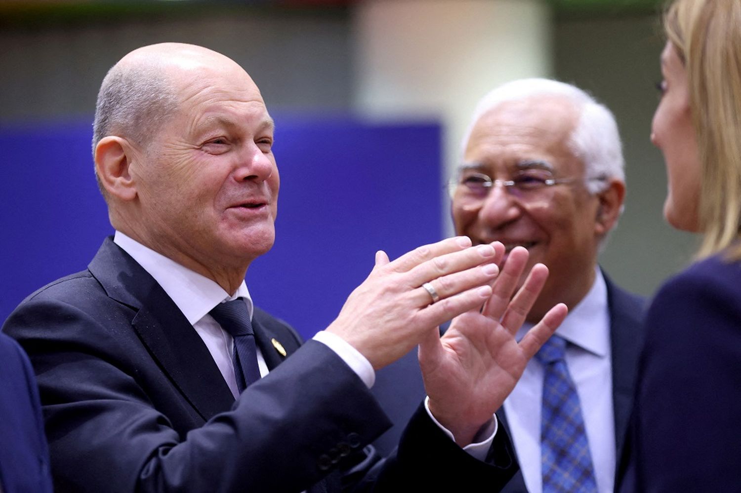 El canciller alemán, Olaf Scholz, y el primer ministro de Portugal, Antonio Costa, durante la cumbre de la Unión Europea en Bruselas.