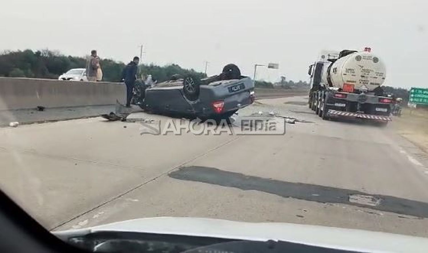 Vuelco en el cruce de Ruta 14 y Urquiza al Oeste: una pareja fue trasladada en ambulancia