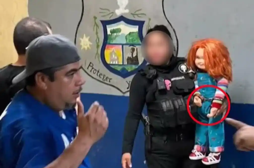 La oficial que esposó a Chucky fue posteriormente reprendida por no tomarse su trabajo en serio.