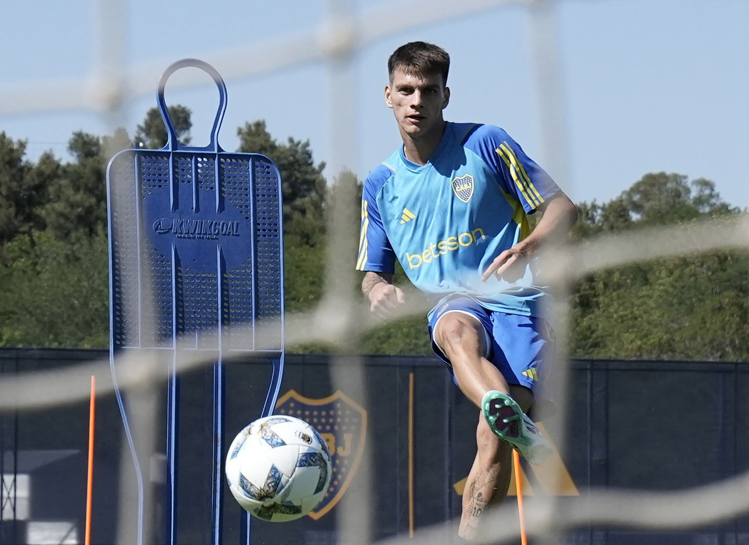 Zenon se movió con la camiseta de Boca.