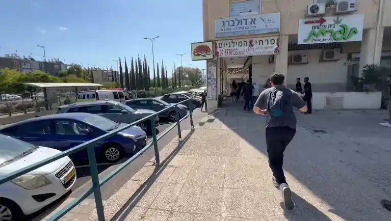 Decenas de personas buscaron refugio en un edificio mientras sonaban las alarmas antiaéreas.