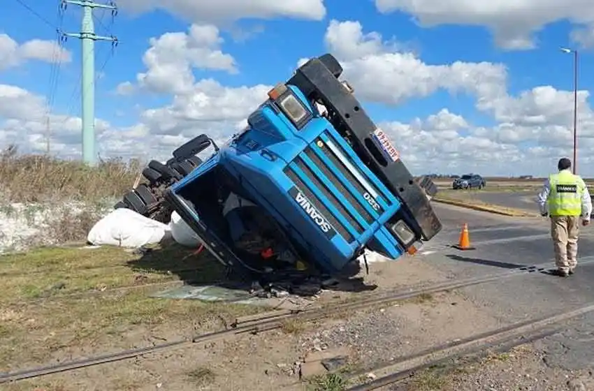 Siniestro vial: espectacular vuelco en la «curva de la muerte» de Pérez