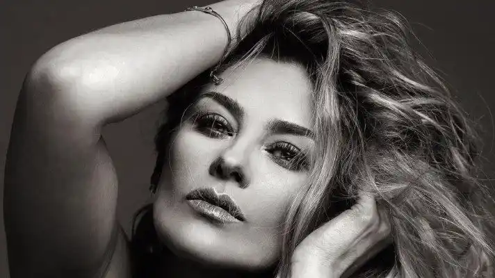 Aracely Arámbula recibe el año sin ropa