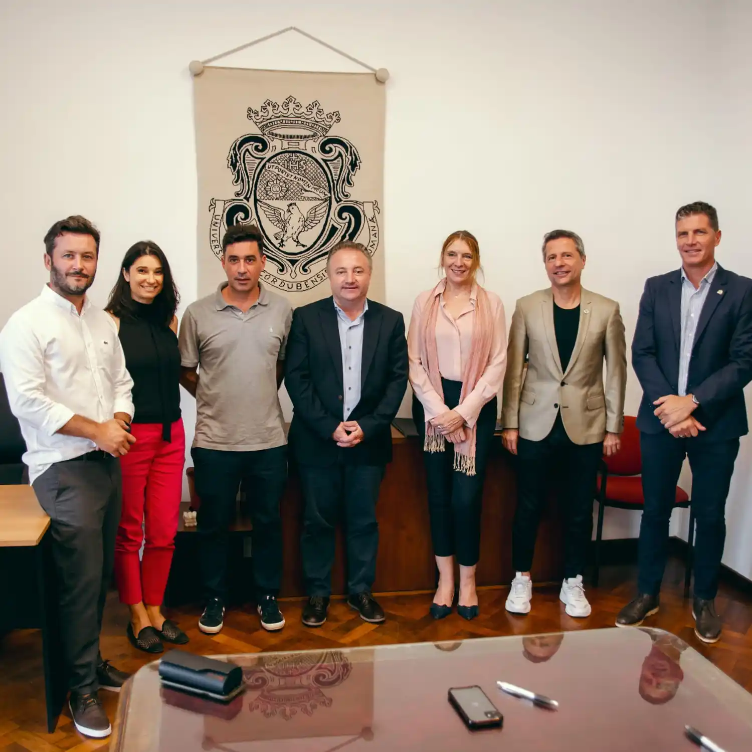Las autoridades municipales y universitarias durante la firma del convenio.