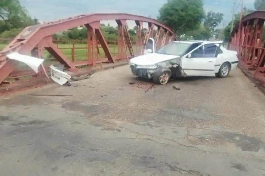Una mujer y su hija resultaron heridas al chocar contra un puente