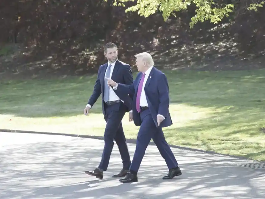 Trump caminando hacia el Marine One, en la Casa Blanca.