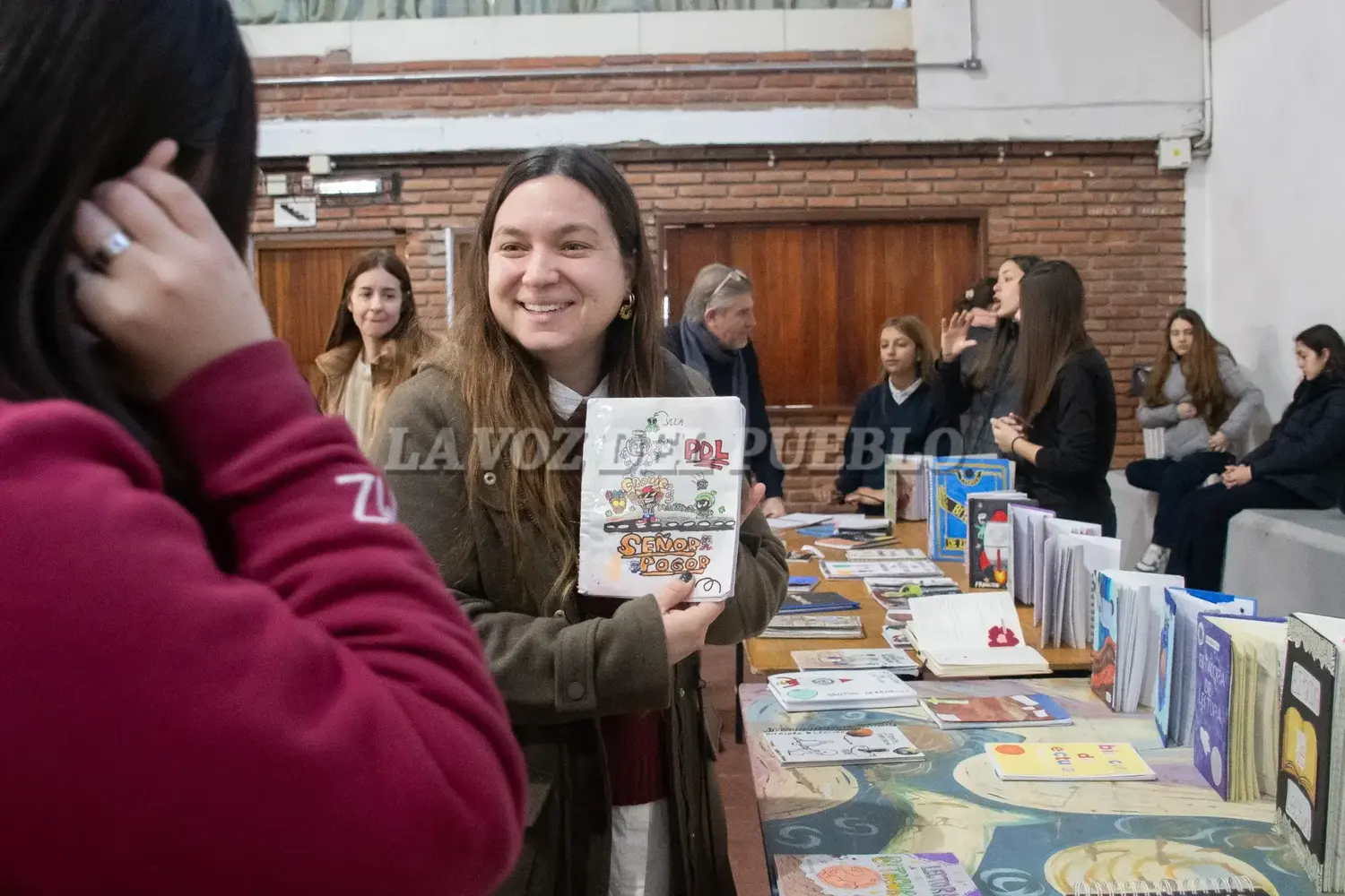 Un importante contacto con los libros mantuvieron alumnos docentes y público en general durante la realización de la feria del libro infantil y juvenil