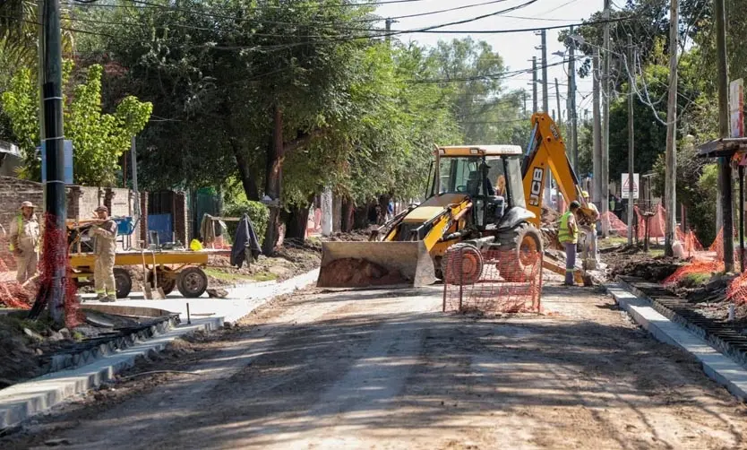 Avanzan obras hidráulicas y de asfaltos en un barrio de Del Viso