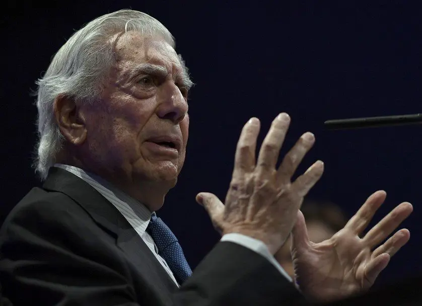Mario Vargas Llosa sale del hospital