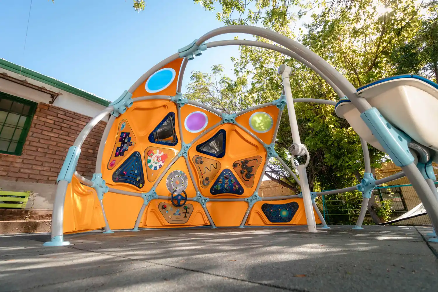 La iniciativa de una gualeguaychuense para que la ciudad reciba un "Domo Cósmico", juegos pensados para los más chicos