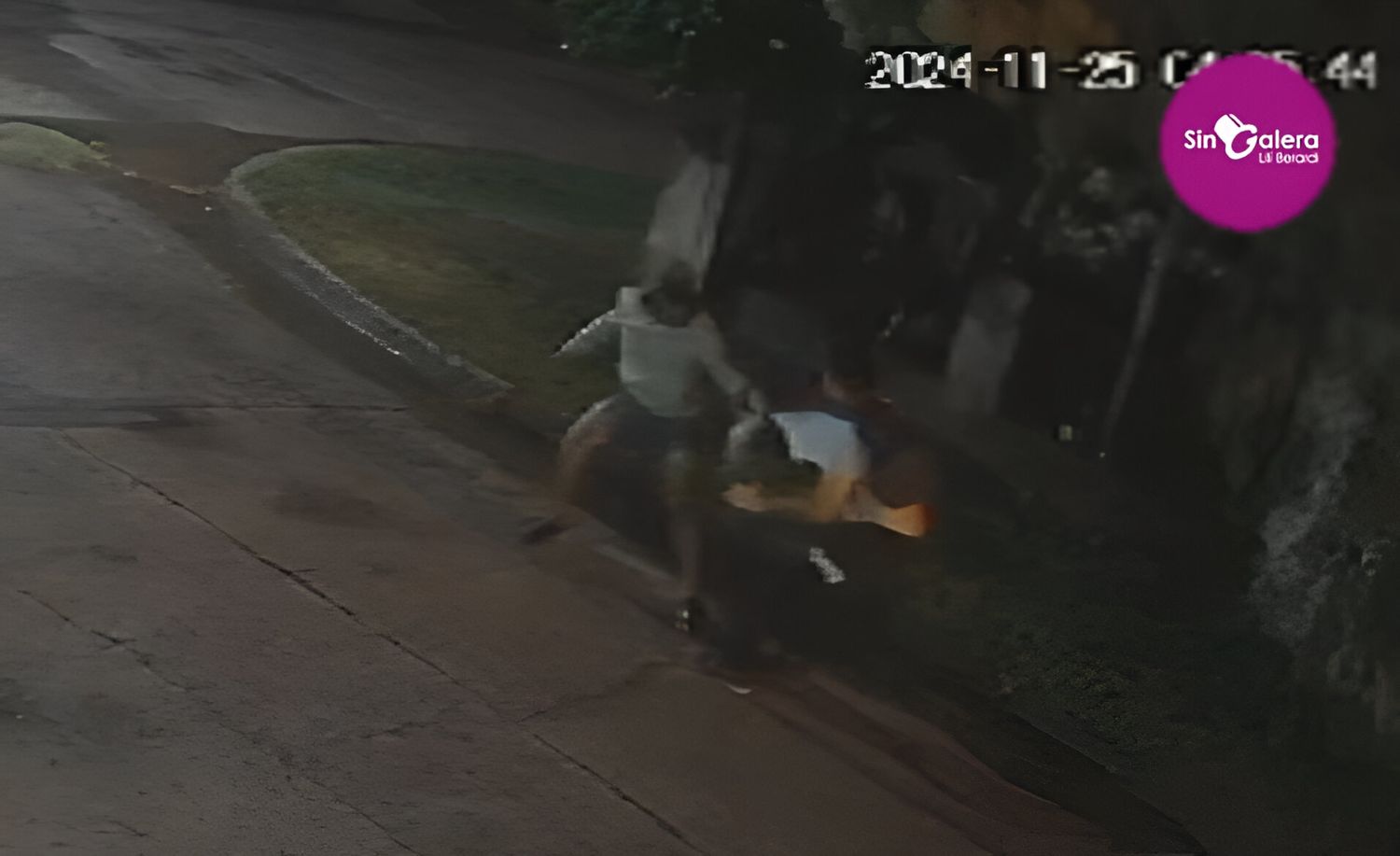 [VIDEO] Motochorros armados con cuchillos asaltaron a un joven en Honorio Pueyrredón y Litoral