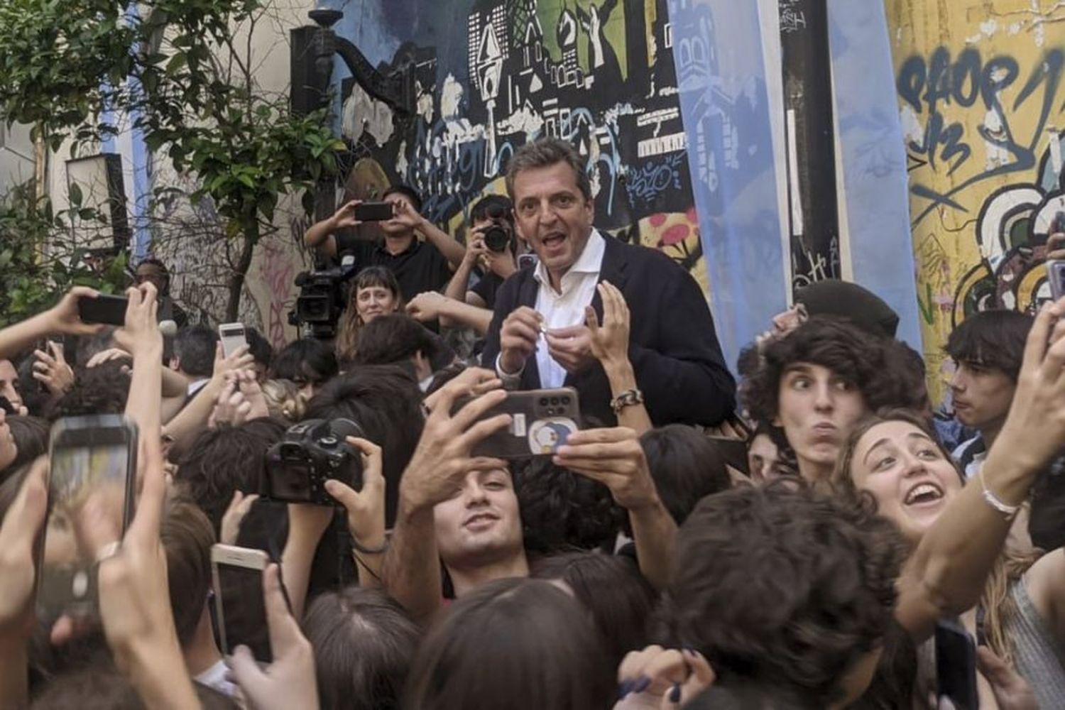 Sergio Massa cerró su campaña junto a estudiantes del "Carlos Pellegrini"