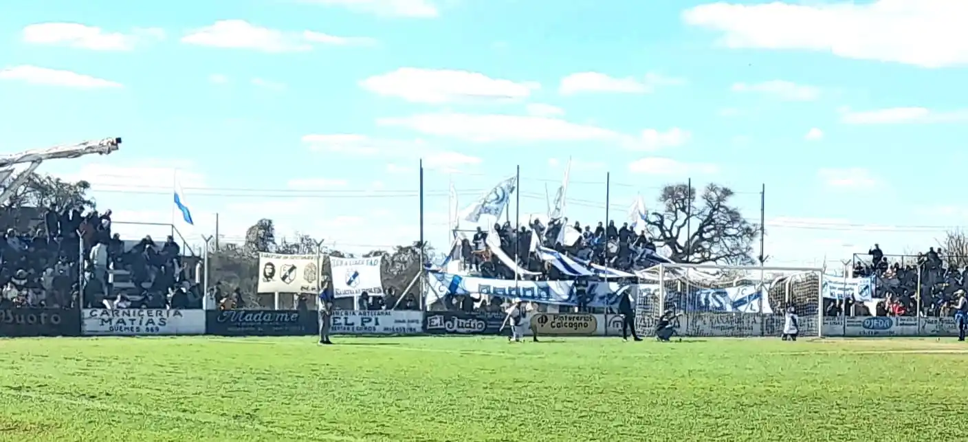 La hinchada de Libertad festejó alborozadamente el triunfo de su equipo ante Sociedad Sportiva por 2-0. El elenco de Silvio Perchivale quedó como único campeonato del Oficial.