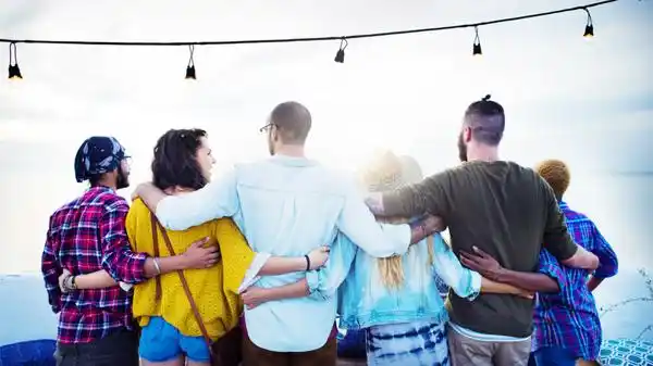 Ahora Tinder también encuentra amigos de otras redes sociales