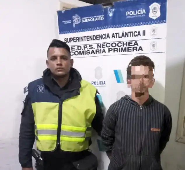 Uno de los aprehendidos. Con una rueda de un vehículo que no pudo justificar