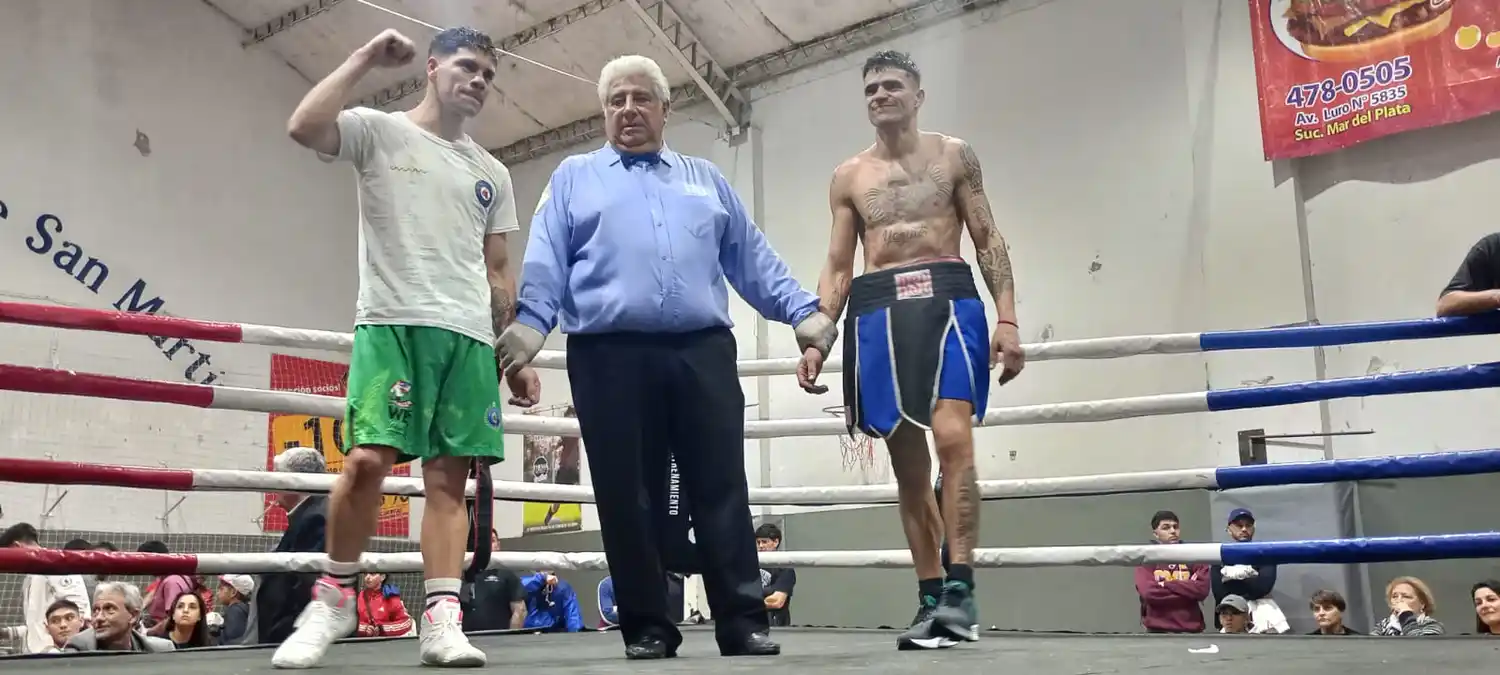 Juan Manuel Albornoz con el brazo en alto al momento del fallo ante Diego Miluzzi.