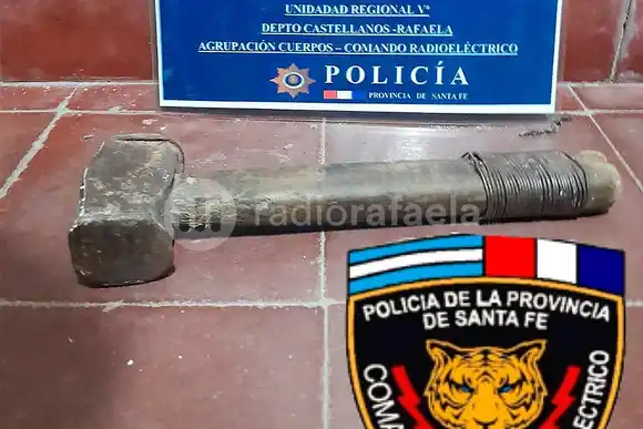 Discutió con su pareja y le “tumbó la puerta” de un mazazo: detenido