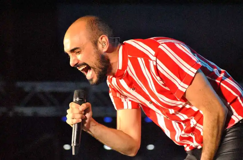 Abel Pintos y el calor de su público bajo la lluvia