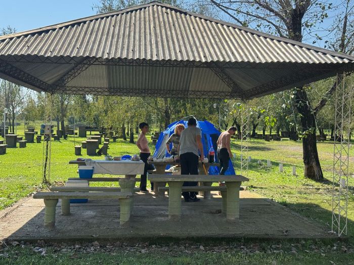turistas en la rueda beach