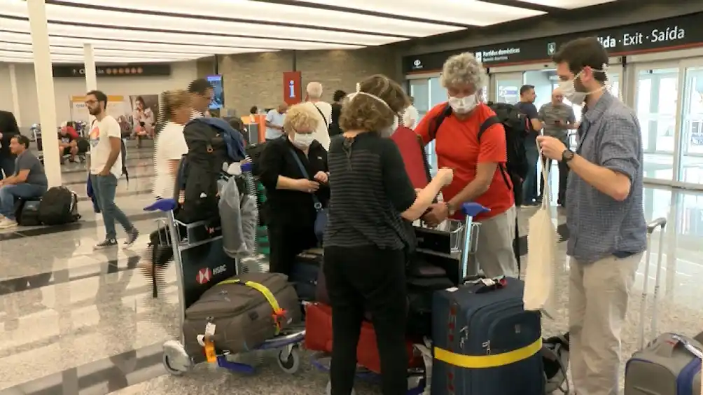 Rige el cierre de fronteras: suspenden vuelos y refuerzan medidas sanitarias