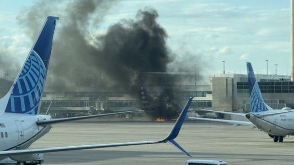 ¡TREMENDO SUSTO! Una docena de heridos por incendio en un avión tras aterrizar en Denver