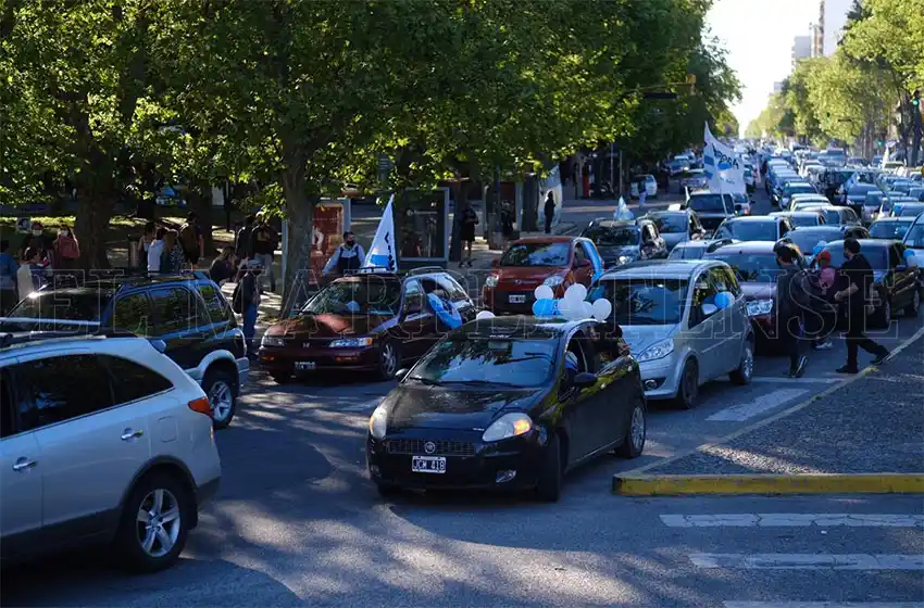 "Insoportablemente vivo": marcharon a los 10 años de la muerte de Kirchner