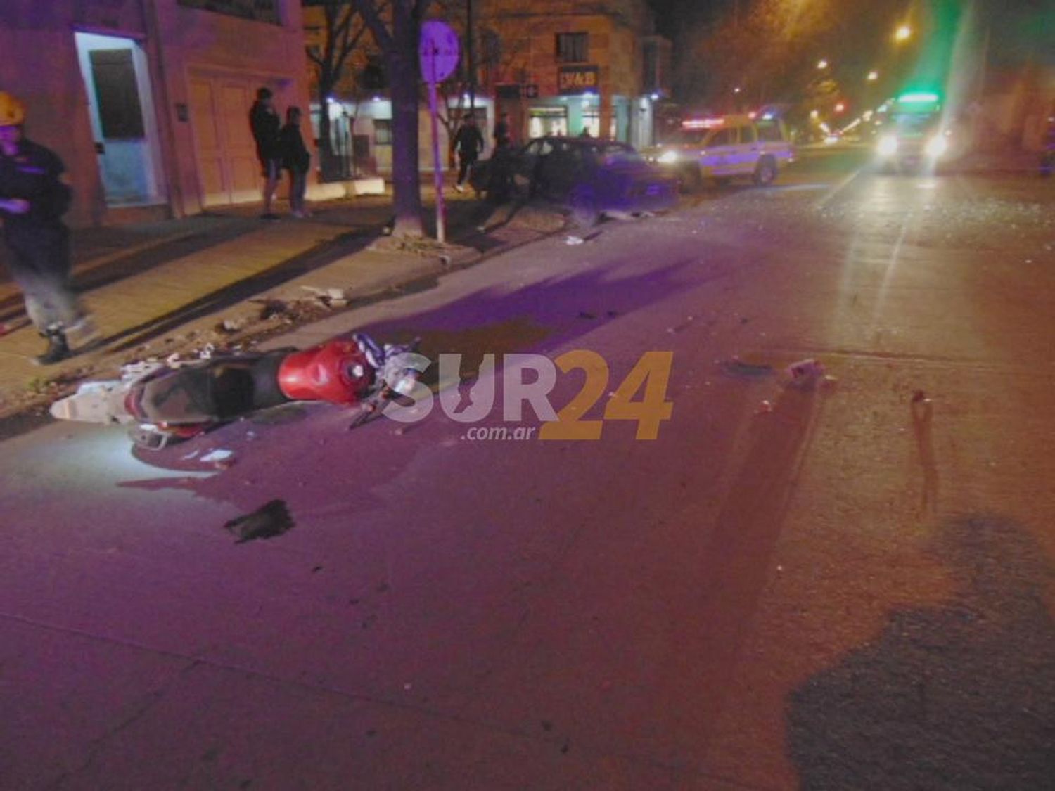 Fuerte accidente, con un motociclista herido en la madrugada de este sábado