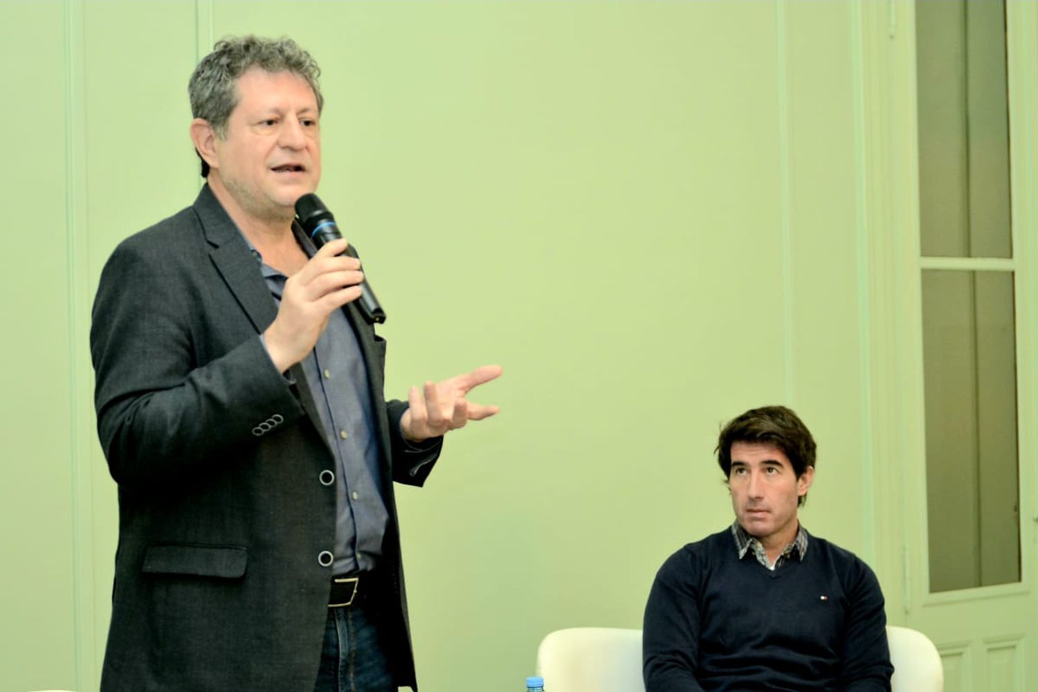 El candidato a diputado provincial Matías Civale acompañó al economista Eduardo Levy Yeyati en su presentación en la ciudad.