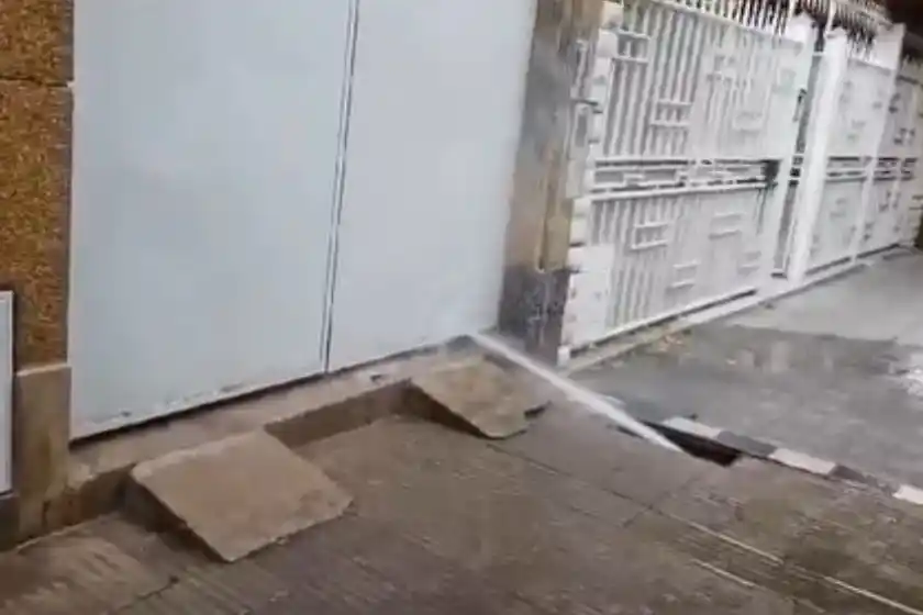 Video: le robaron un caño y tiene un chorro de agua a presión golpeando contra su puerta