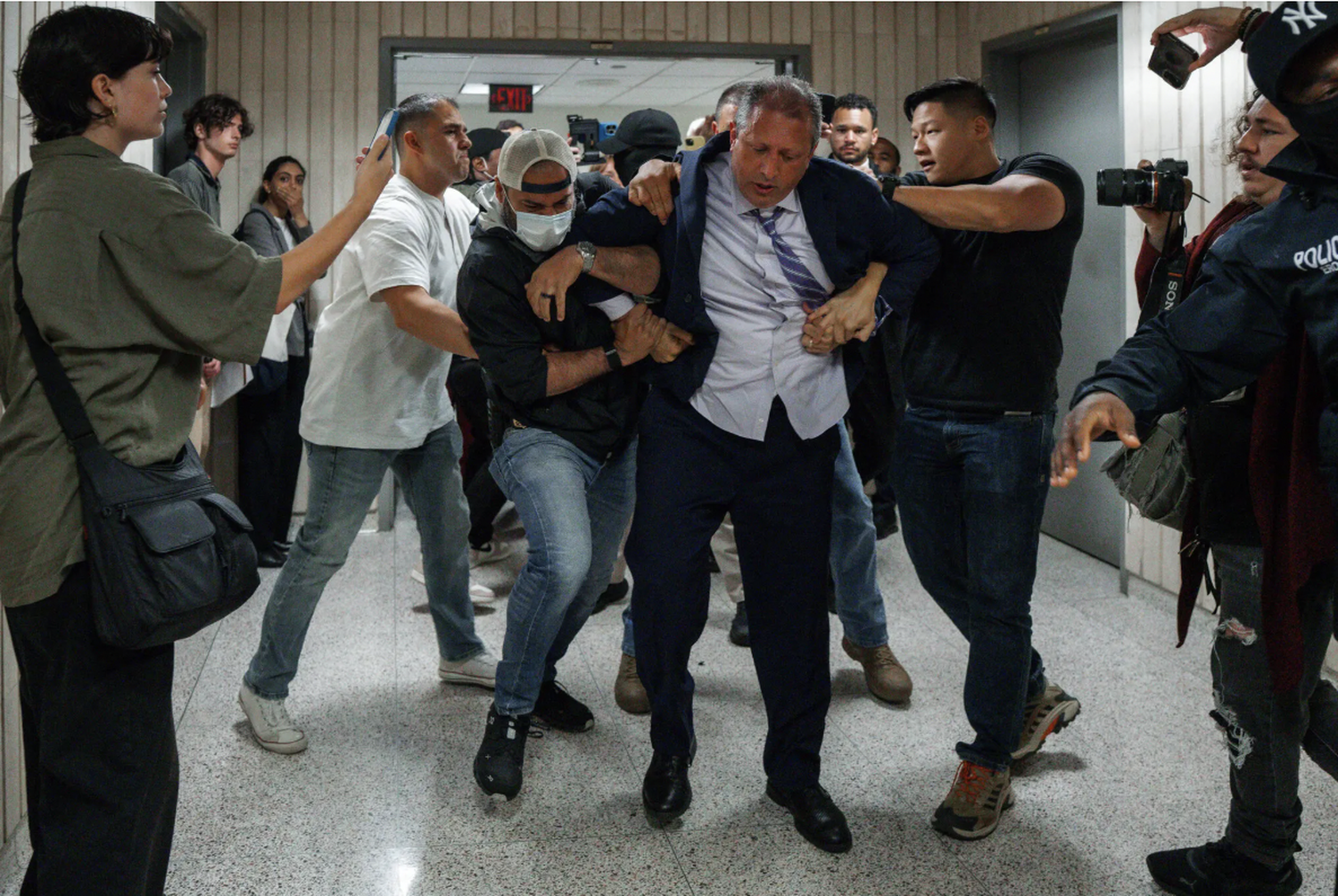 Brad Lander, el contralor de la ciudad de Nueva York, fue detenido el martes por agentes federales dentro de un tribunal de inmigración. (Captura de pantalla)