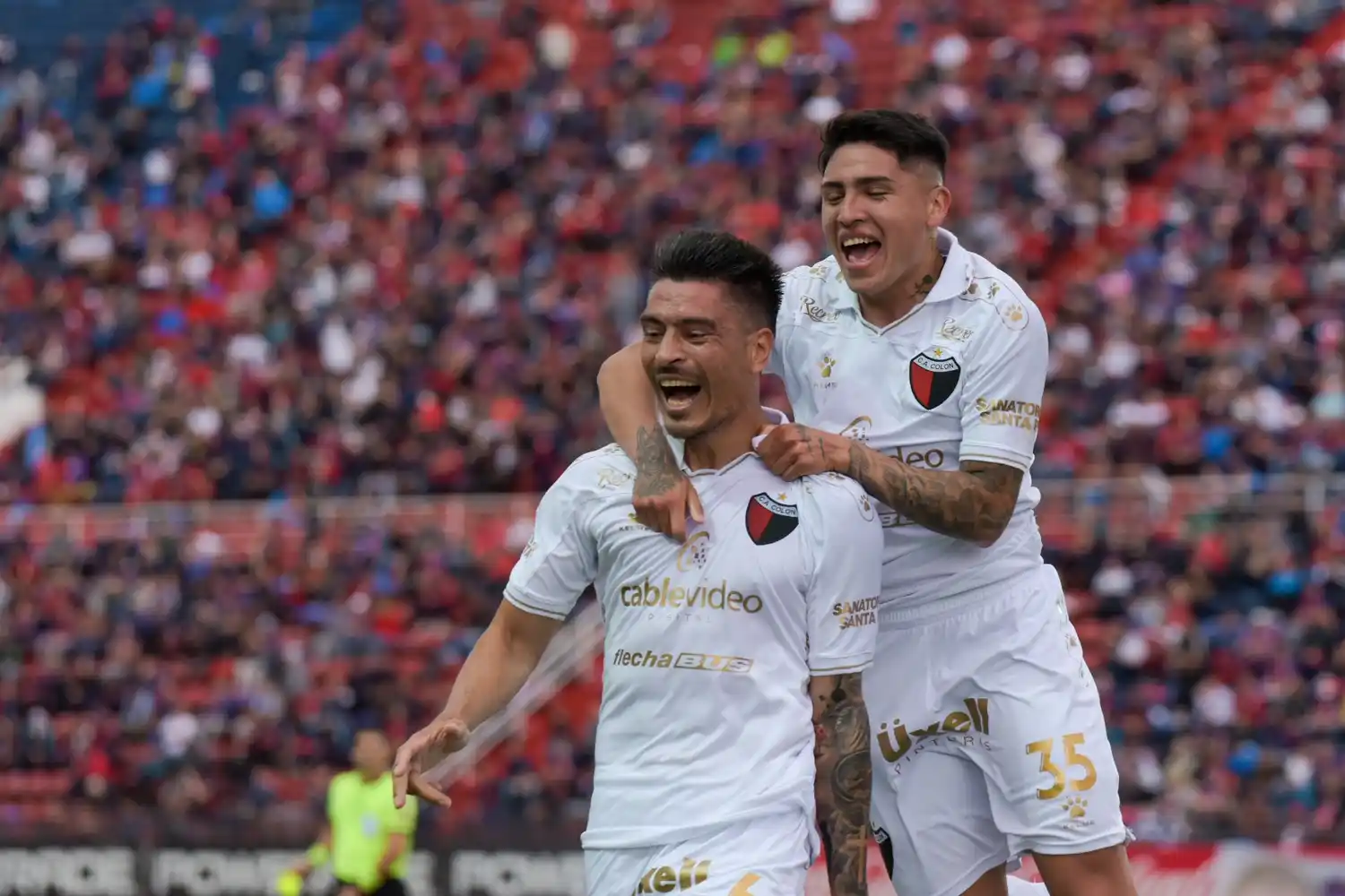 Goltz y Farías celebran la apertura del marcador.