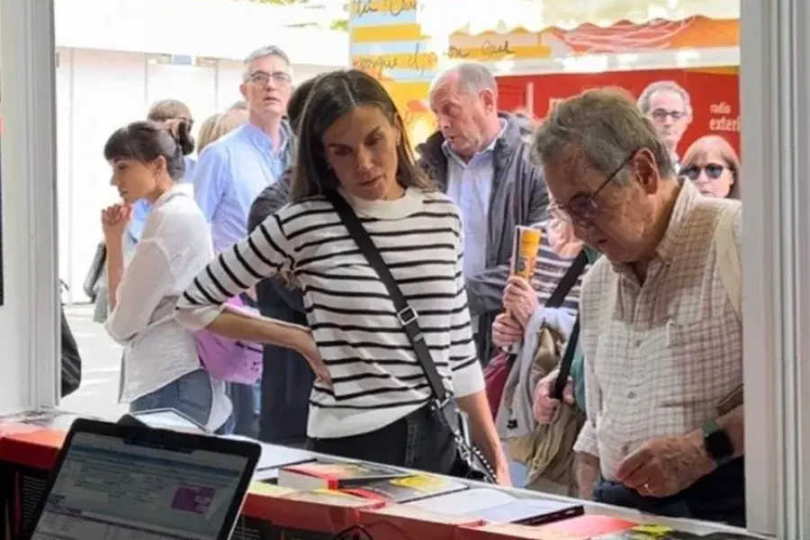 Los cinco libros que compró la reina Letizia en la Feria del Libro 2023