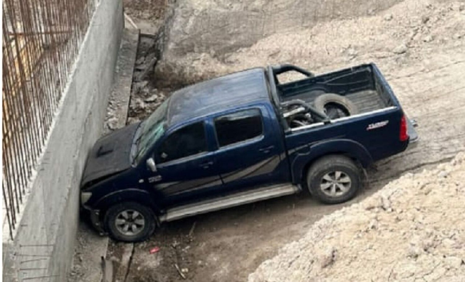 Chocó con su pick up contra un puente en construcción en la zona rural de Margarita