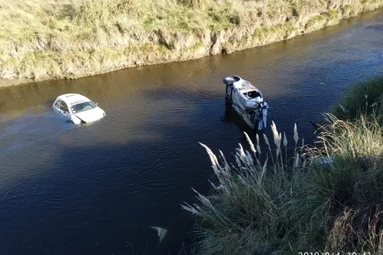 Claromecó: dos autos cayeron a un arroyo en el marco de una carrera de rally