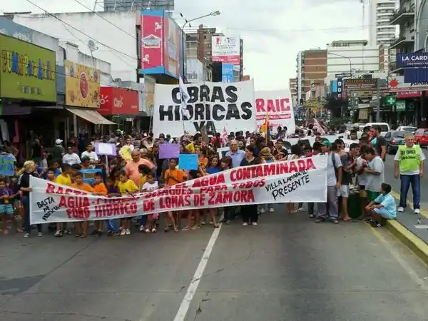 Lomas de Zamora: Vecinos se manifestaron en pedido de obras hídricas