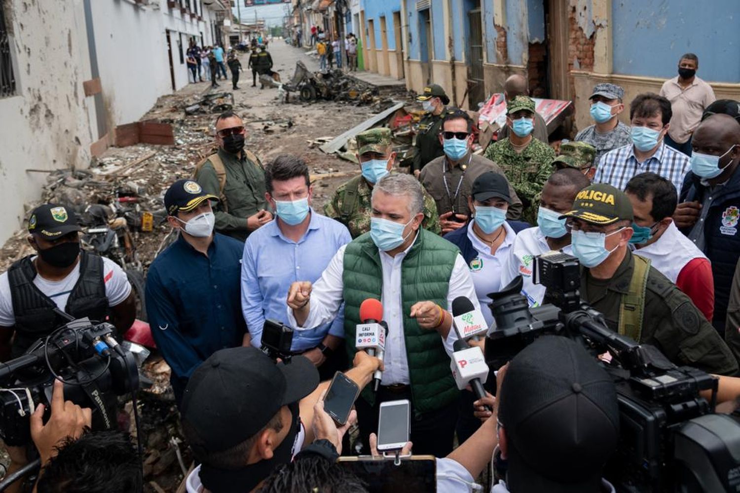 Duque amenaza con «destruir por completo» a responsables de carro bomba