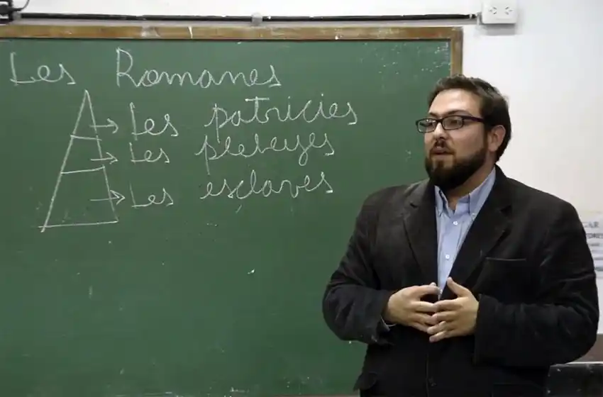 Da clases de Historia con lenguaje inclusivo y enseña sobre “Les Romanes”
