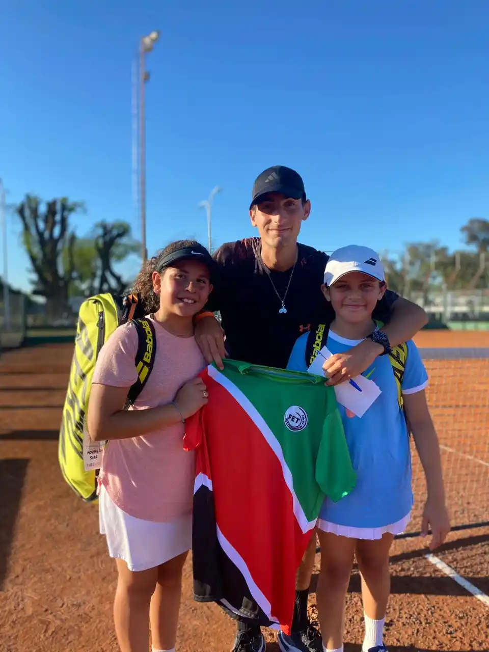 Sara Molina Roych, vestida de rosa y con una visera negra, Donato Bachello y Dellavedoba.