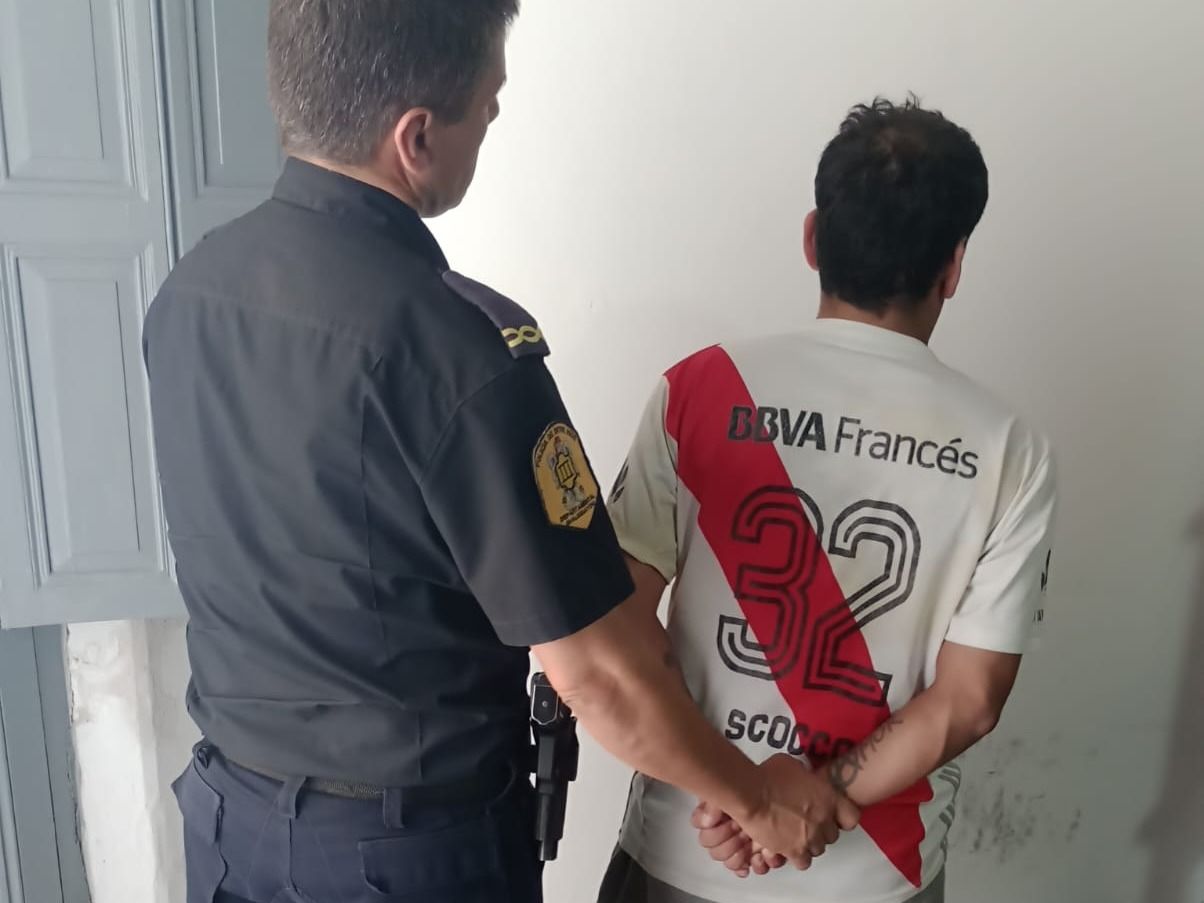 Escándalo en un hotel en pleno centro de Gualeguaychú: un turista revoleó sillas y estaba armado con un machete
